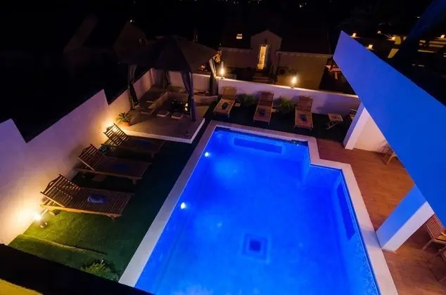 Villa (5-Bedroom Villa with Two Pools)