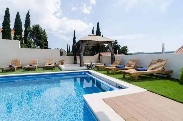 Villa (5-Bedroom Villa with Two Pools)