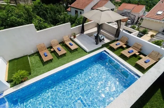 Villa (5-Bedroom Villa with Two Pools)