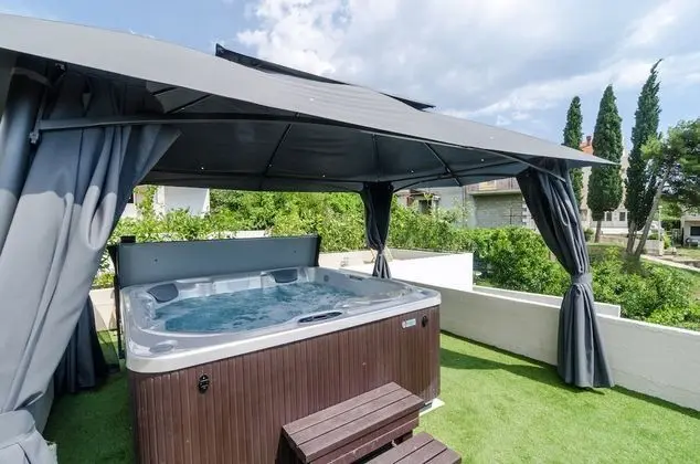 Villa (5-Bedroom Villa with Two Pools)