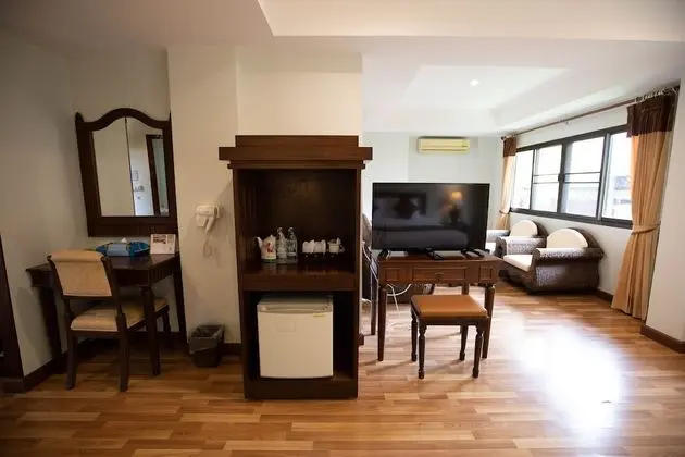 Junior Süit, 1 Büyük (Queen) Boy Yatak, Sigara İçilmez, Bahçe Manzaralı