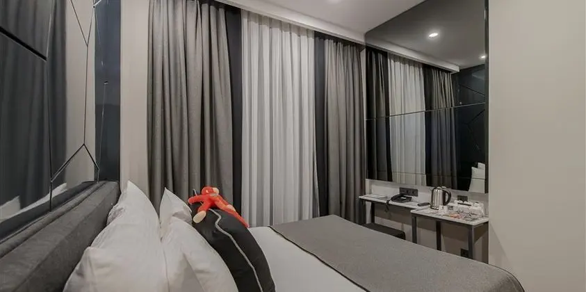 Deluxe Custom Yandan Deniz Manzaralı Oda