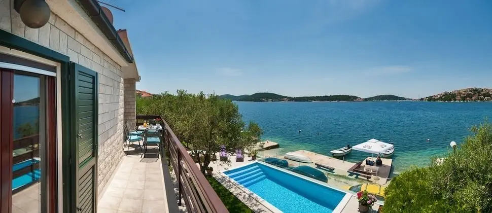 Ev (Lucmar - swimming pool and sea view -)