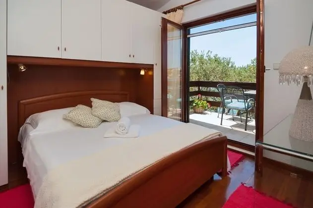 Ev (Lucmar - swimming pool and sea view -)
