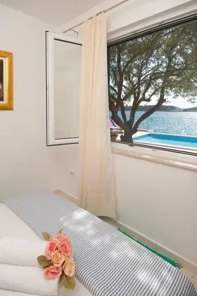 Ev (Lucmar - swimming pool and sea view -)