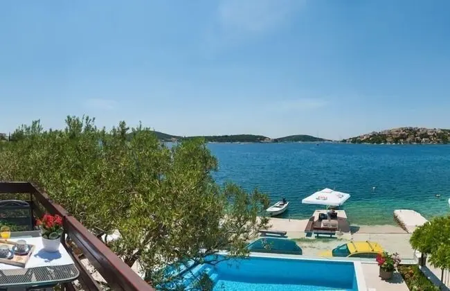 Ev (Lucmar - swimming pool and sea view -)