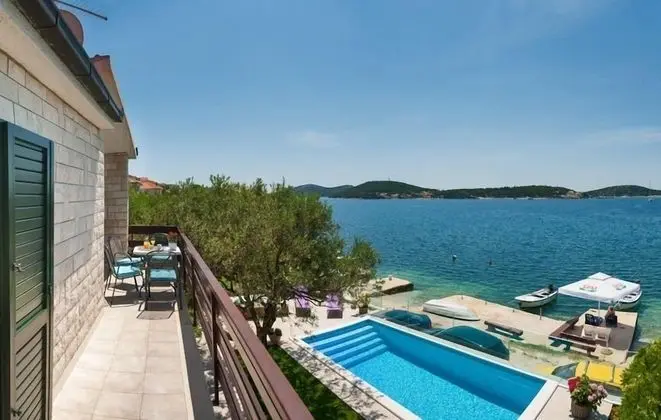 Ev (Lucmar - swimming pool and sea view -)