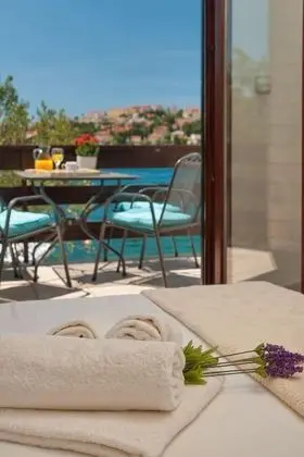 Ev (Lucmar - swimming pool and sea view -)