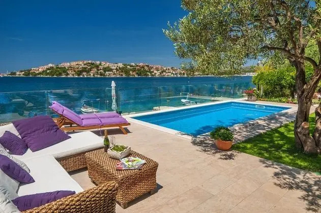 Ev (Lucmar - swimming pool and sea view -)