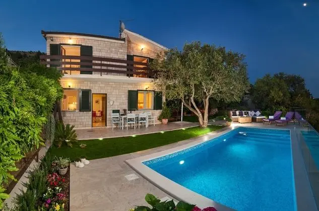 Ev (Lucmar - swimming pool and sea view -)