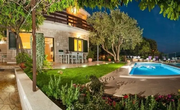Ev (Lucmar - swimming pool and sea view -)