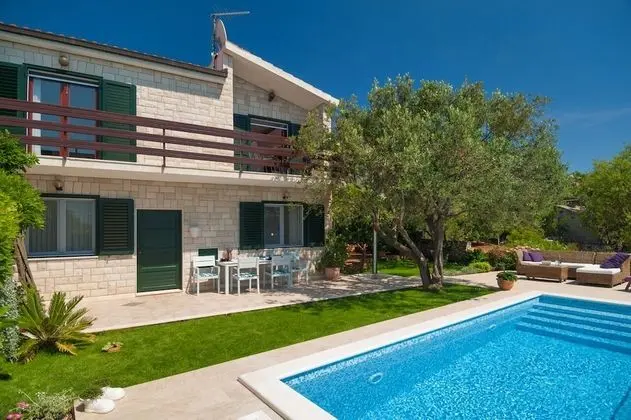Ev (Lucmar - swimming pool and sea view -)