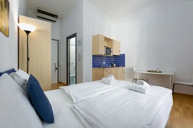 Queen Double Room with Lake View
