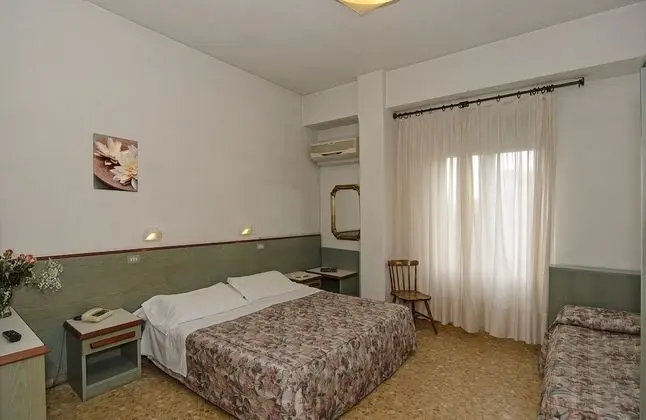 Üç Kişilik Oda, Deniz Manzaralı