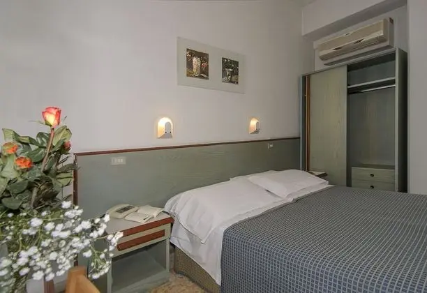Üç Kişilik Oda, Deniz Manzaralı