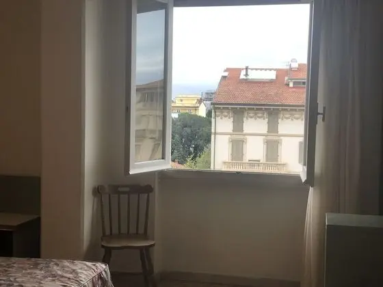 Üç Kişilik Oda, Deniz Manzaralı