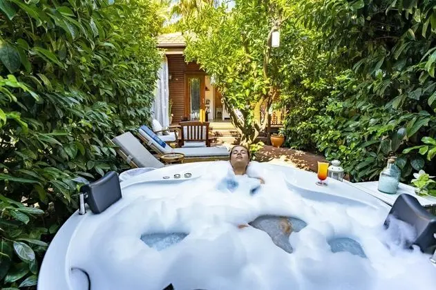 Superior Bungalow Oda, Bahçe Manzaralı, Jakuzili