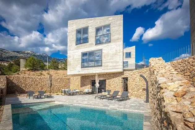 Villa (Salt)