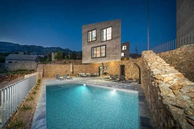 Villa (Salt)