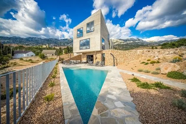 Villa (Sea)