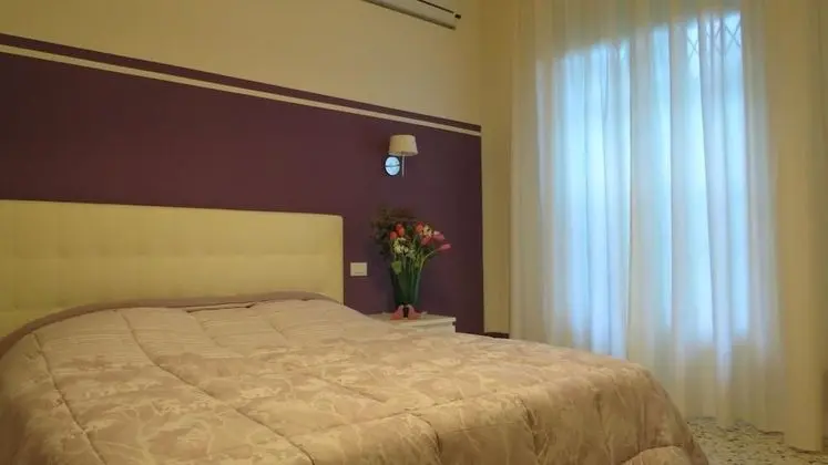 Tek Büyük Yataklı Oda, Teras, Bahçe Manzaralı (Viola)