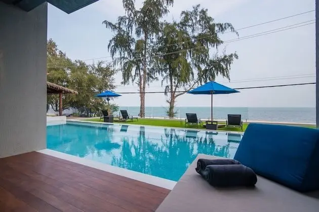 Pool Access Sea View