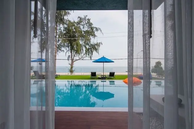 Pool Access Sea View