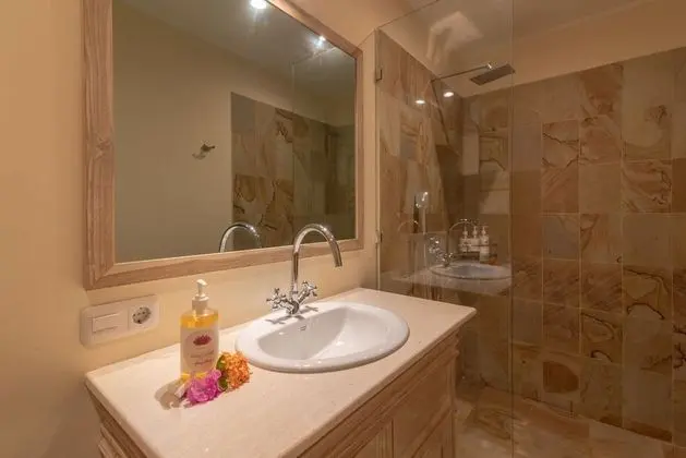 Classic Villa, 4 Yatak Odası, Kişiye Özel Havuzlu, Plaj Manzaralı