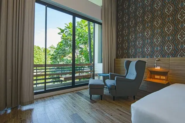 Building Terrace Pool View - Upper Floor