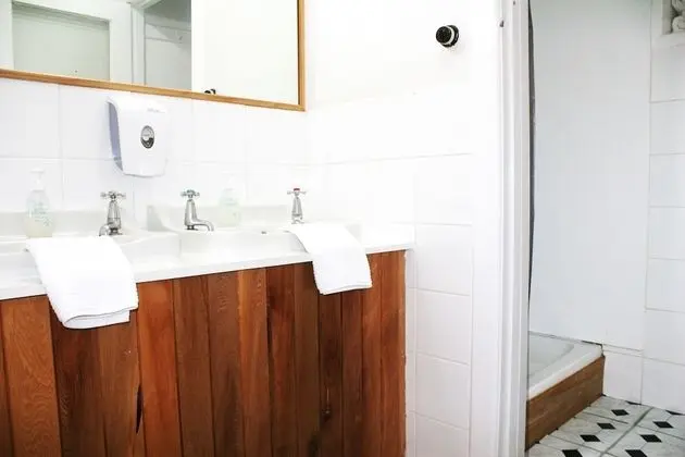 Deluxe Tek Büyük Yataklı Oda, Ortak Banyo (Room 10)
