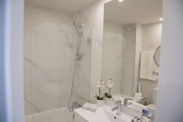 Tek Büyük veya İki Ayrı Yataklı Oda, Havuz Manzaralı
