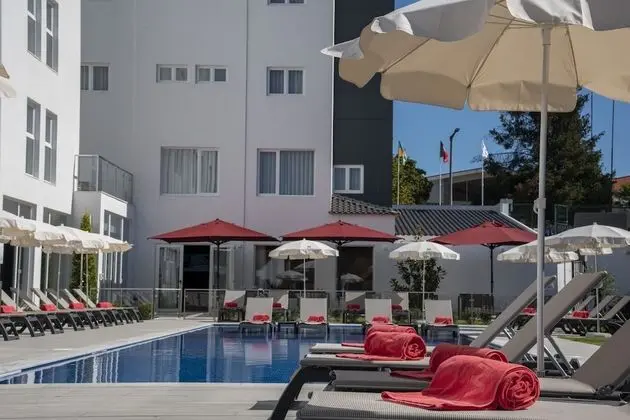 Tek Büyük veya İki Ayrı Yataklı Oda, Havuz Manzaralı