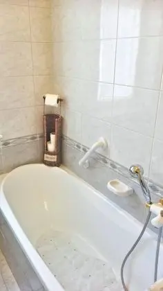 Üç Kişilik Oda, Ortak Banyo