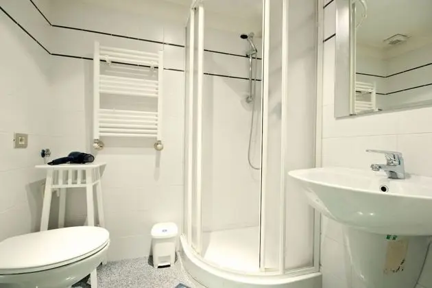 Tek Büyük Yataklı Oda, Ortak Banyo