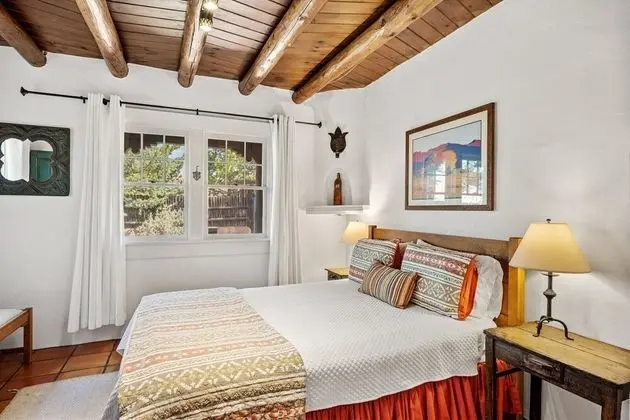 Ev (Luna - Historic Adobe Retreat, Walk t)