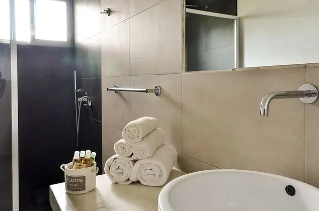 Habitación con 2 camas queen, vista al jardín