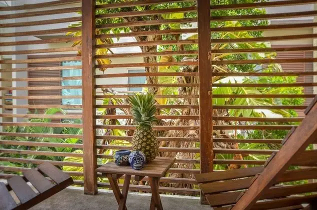 Habitación con cama king, vista a la piscina