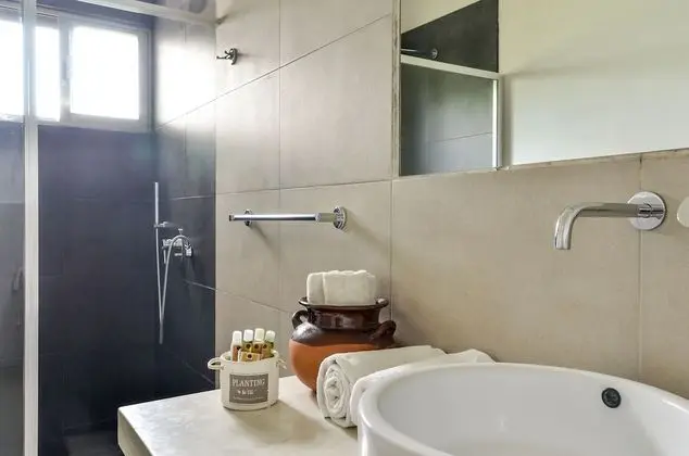Habitación con cama king, vista a la piscina
