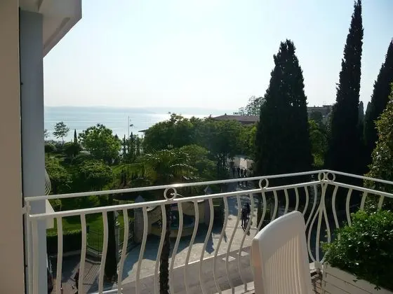 Tek Büyük veya İki Ayrı Yataklı Oda, Göl Manzaralı