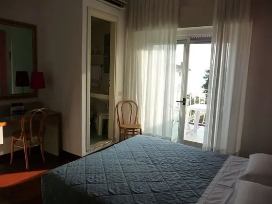 Tek Büyük veya İki Ayrı Yataklı Oda, Göl Manzaralı