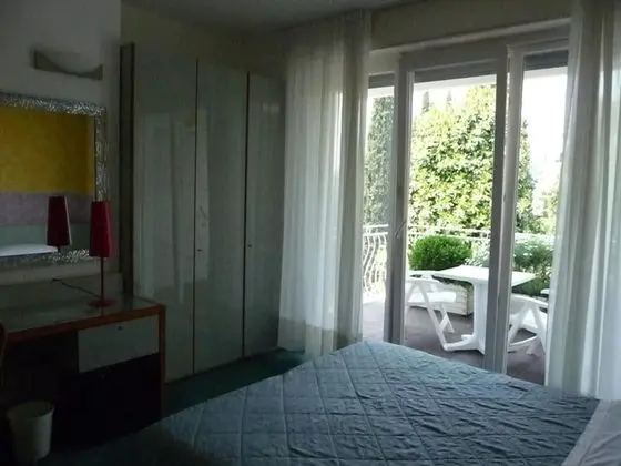 Tek Büyük veya İki Ayrı Yataklı Oda, Göl Manzaralı
