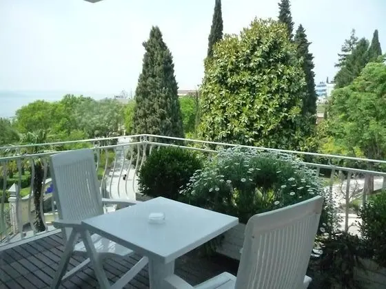Tek Büyük veya İki Ayrı Yataklı Oda, Göl Manzaralı