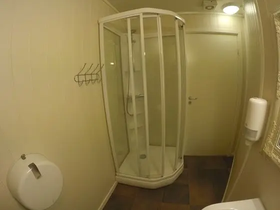Dört Kişilik Oda, Ortak Banyo