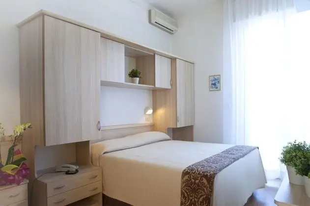 Tek Büyük veya İki Ayrı Yataklı Oda, Bahçe Manzaralı