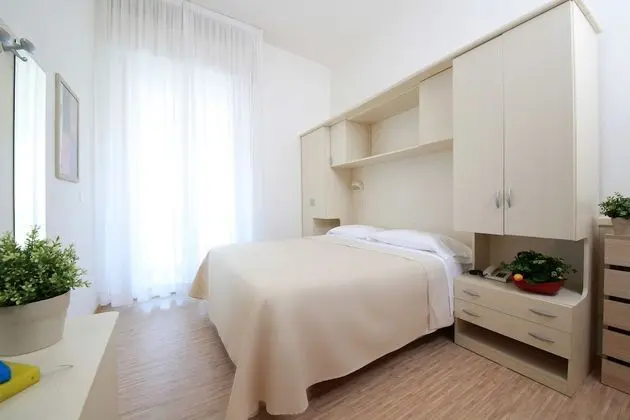 Tek Büyük veya İki Ayrı Yataklı Oda, Bahçe Manzaralı