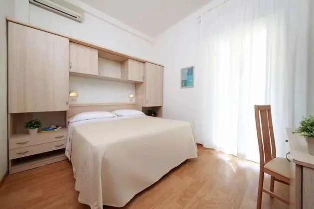 Tek Büyük veya İki Ayrı Yataklı Oda, Bahçe Manzaralı