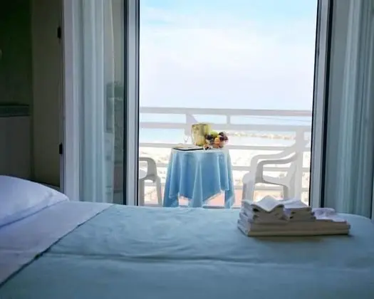 Tek Büyük veya İki Ayrı Yataklı Oda, Balkon, Deniz Manzaralı