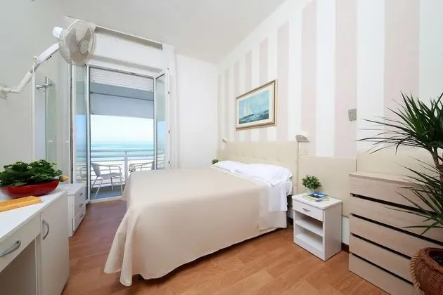 Tek Büyük veya İki Ayrı Yataklı Oda, Balkon, Deniz Manzaralı