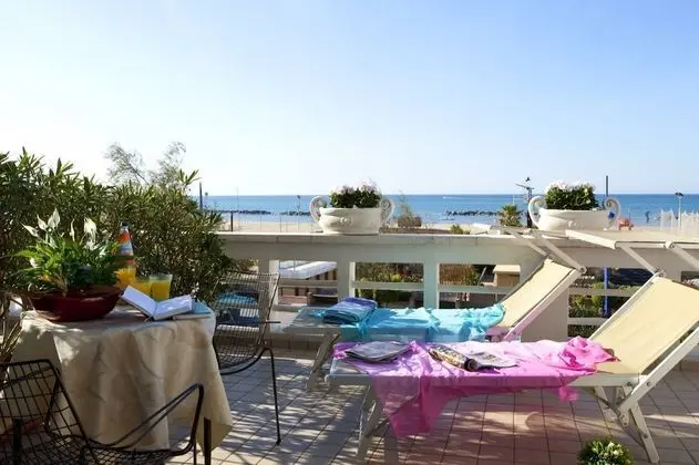 Tek Büyük veya İki Ayrı Yataklı Oda, Balkon, Deniz Manzaralı
