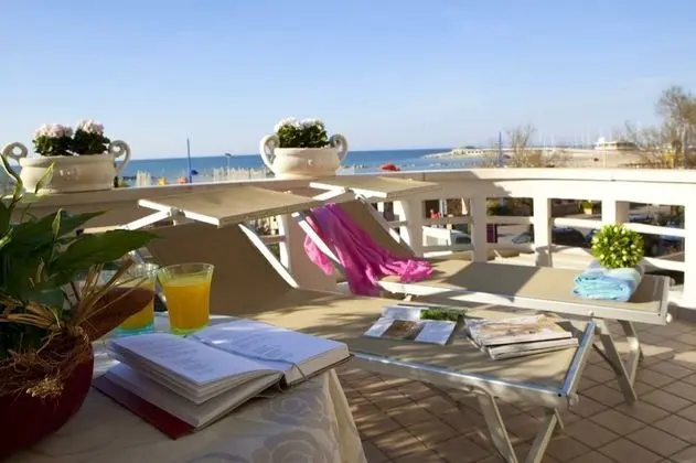 Tek Büyük veya İki Ayrı Yataklı Oda, Balkon, Deniz Manzaralı
